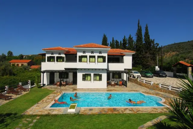 Horto Bay Studios, Pilion