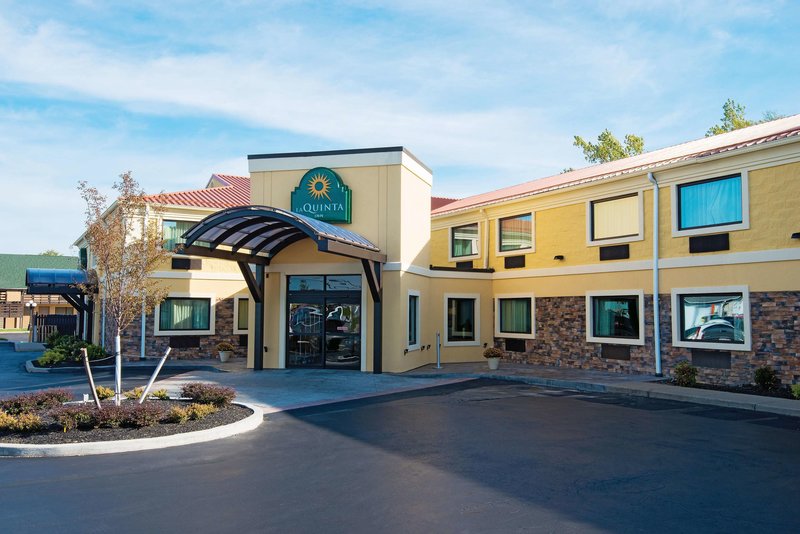 La Quinta Inn by Wyndham Buffalo Airport - photo 1
