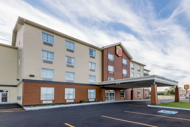 Super 8 by Wyndham Mont Laurier, Quebec