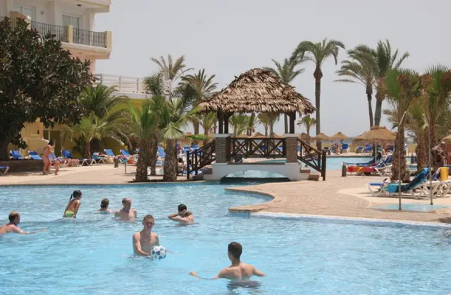 Hotel Mediterráneo Bay - photo 3