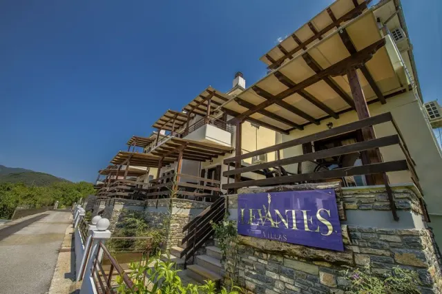 Levantes Villas, Pilion