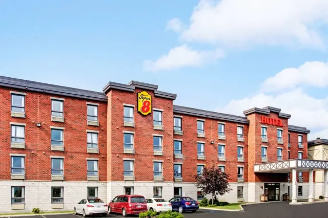 Super 8 by Wyndham Lachenaie/Terrebonne, Quebec