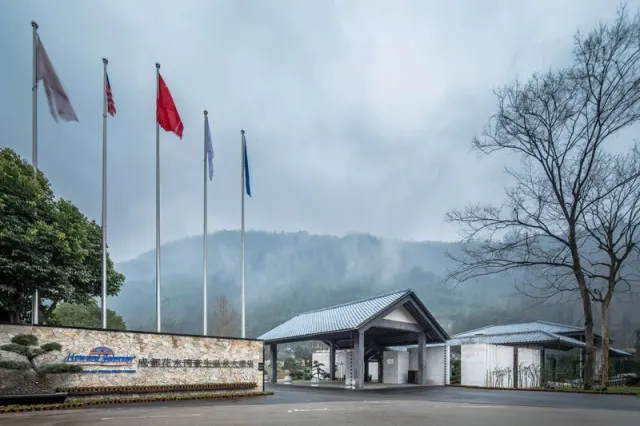 Howard Johnson Huashuiwan Hot Springs Resort Chengdu, Central China