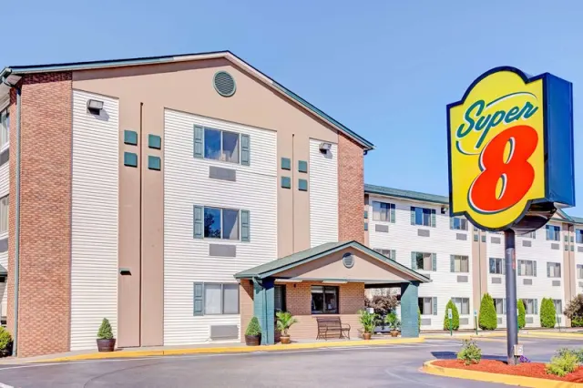 Super 8 by Wyndham Louisville Airport, Kentucky