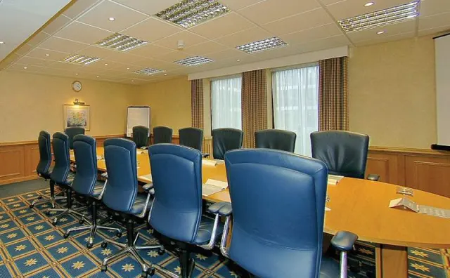 Hilton Gatwick Airport - photo 3