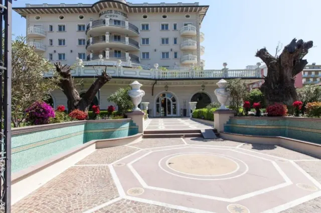 Palace Hotel - photo 2