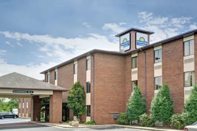 Days Inn & Suites by Wyndham Hickory, Hickory