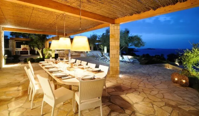 Kuero Concierge, Paxos