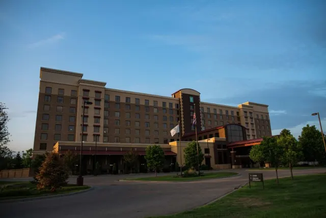 Embassy Suites Minneapolis North, Minnesota