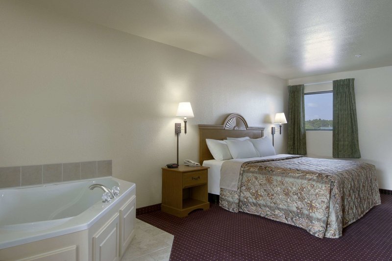 Days Inn by Wyndham Centre - photo 1