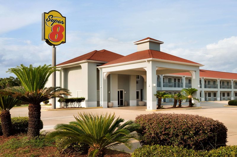 Super 8 by Wyndham Lake Charles Northeast - photo 1