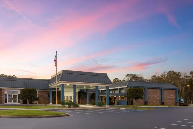 Days Inn by Wyndham Hinesville Near Fort Stewart - photo 3