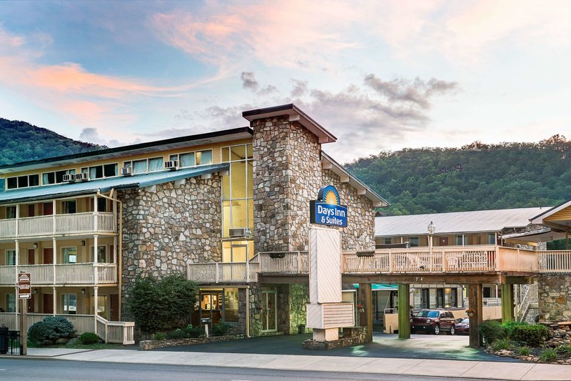 Days Inn & Suites by Wyndham Downtown Gatlinburg Parkway - photo 1
