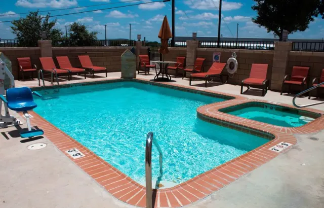 Best Western Plus San Antonio East Inn  Suites - photo 4