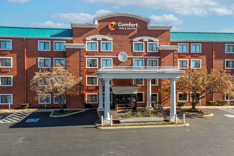Comfort Inn & Suites - photo 1