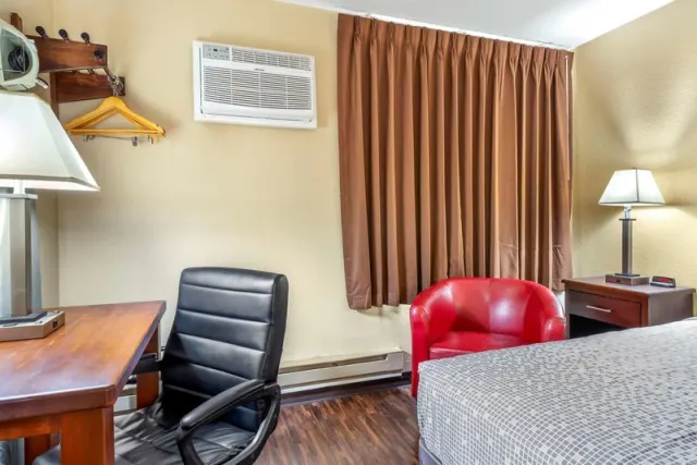Econo Lodge La Crosse - photo 4