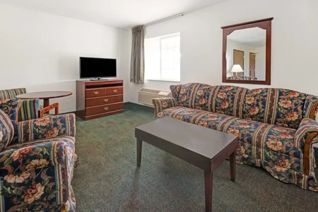 Super 8 by Wyndham De Soto - photo 2