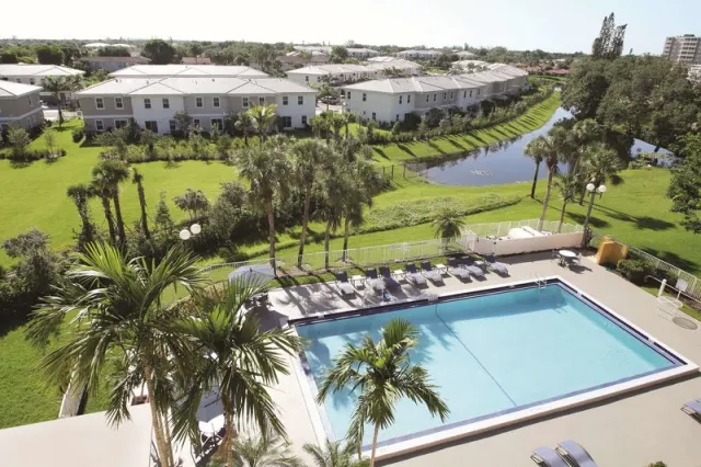 La Quinta Inn & Suites by Wyndham Coral Springs University Drive - photo 2