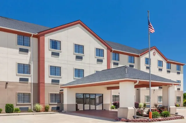 Days Inn Suites by Wyndham McAlester, Oklahoma