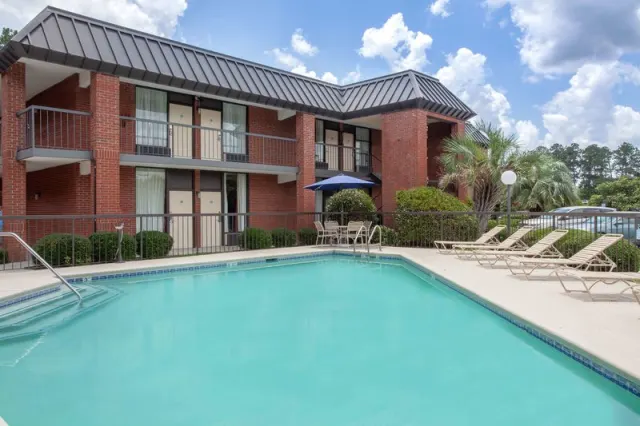 Days Inn by Wyndham Statesboro - photo 3