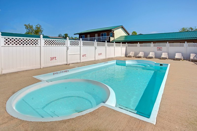 Howard Johnson by Wyndham Gananoque - photo 1
