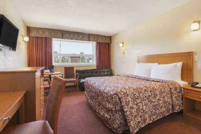 Travelodge by Wyndham Edmonton East - photo 4