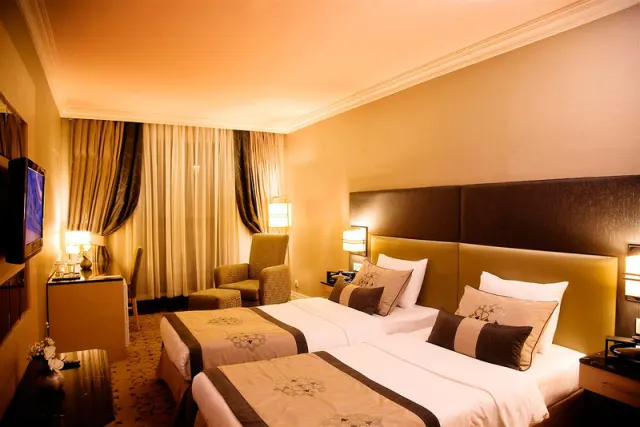 The Darkhill Hotel - photo 4
