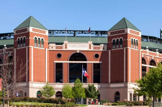 Howard Johnson by Wyndham Arlington Ballpark / Six Flags - photo 2