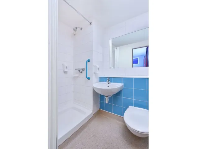 Travelodge Birmingham Central Broadway Plaza - photo 4