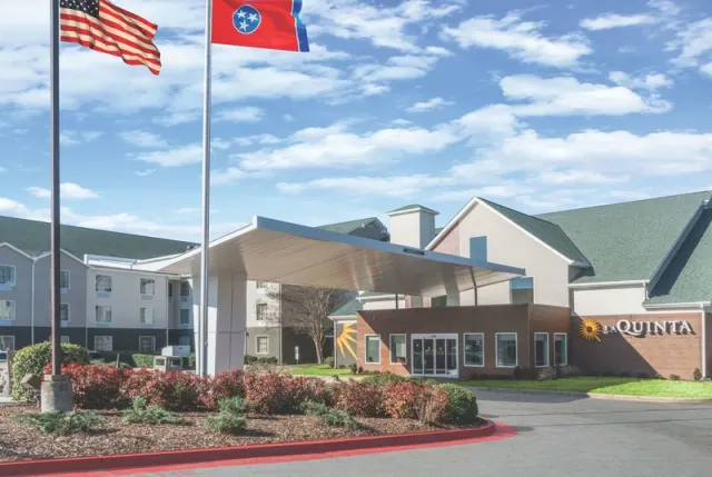 La Quinta Inn  Suites by Wyndham ChattanoogaHamilton Place - photo 2