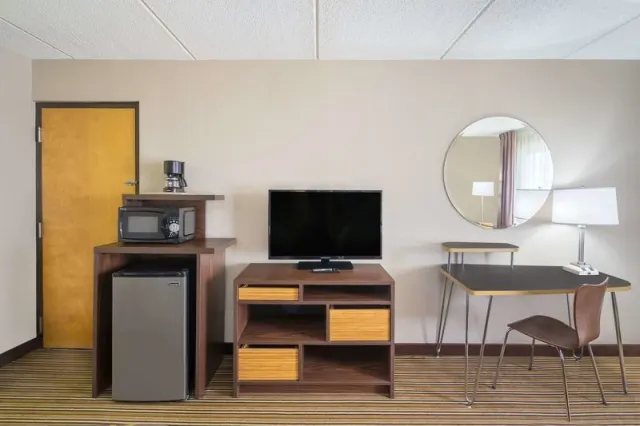 Super 8 by Wyndham Knoxville North/Powell - photo 4