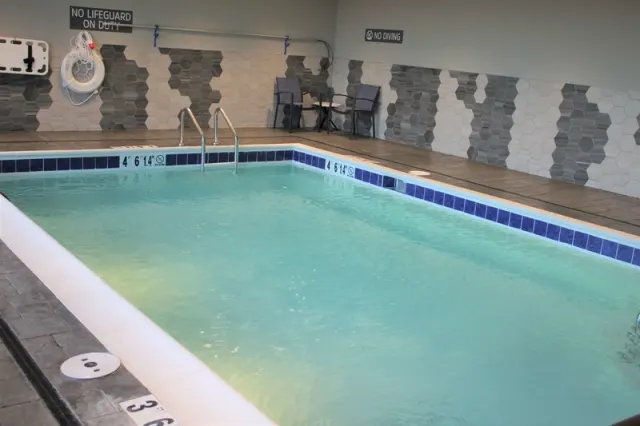 La Quinta Inn & Suites by Wyndham Bardstown - photo 3