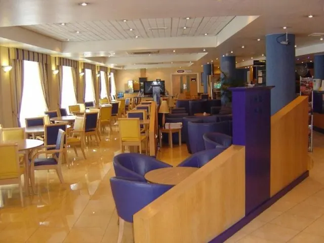 Holiday Inn Express Stratford - photo 2