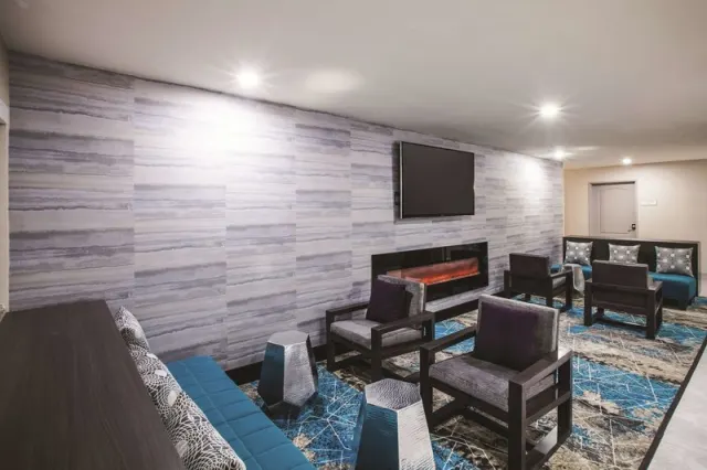 La Quinta Inn & Suites by Wyndham Walker - Denham Springs - photo 4