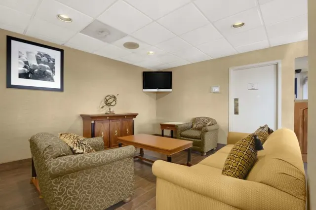 Super 8 by Wyndham Oxford - photo 4