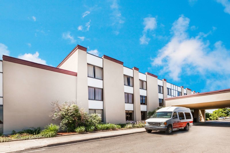 Ramada by Wyndham Lansing Hotel  Conference Center - photo 1