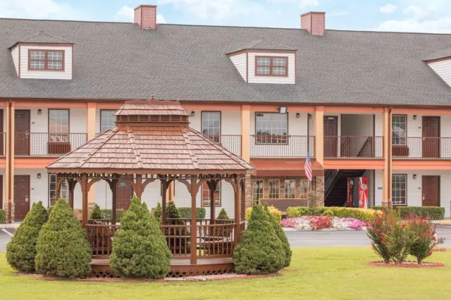 Baymont by Wyndham Commerce GA Near Tanger Outlets Mall - photo 3