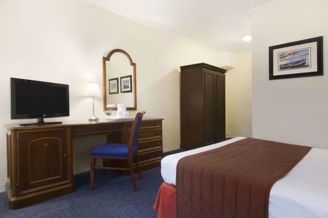 Ramada Crawley Gatwick - photo 4