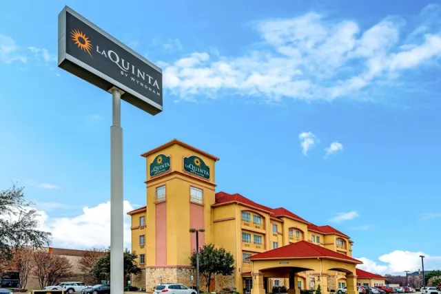 La Quinta Inn & Suites by Wyndham DFW Airport West - Bedford - photo 2