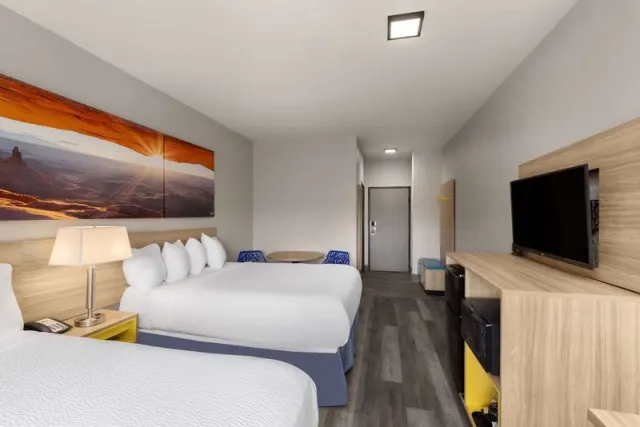 Days Inn & Suites by Wyndham Tucson/Marana - photo 4