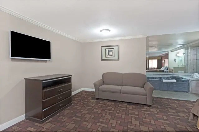 Travelodge by Wyndham Whittier - photo 3