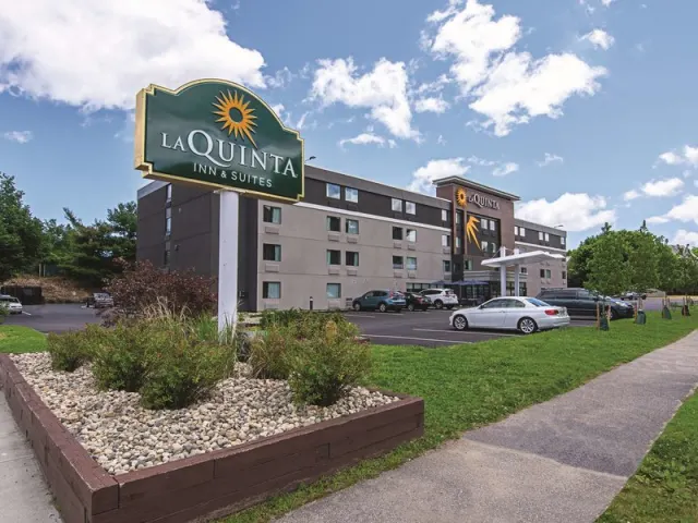 La Quinta Inn  Suites by Wyndham Portland - photo 2