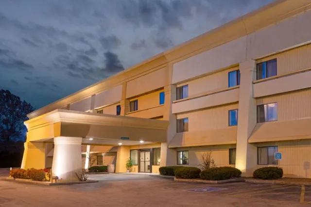 La Quinta Inn & Suites by Wyndham Jackson - photo 4