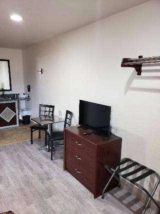 Price Pointe Inn - photo 4