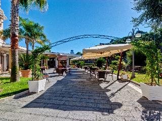 Hotel La Perla, Castel Volturno