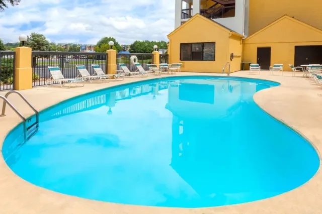 Super 8 by Wyndham Pigeon Forge Dollywood Lane - photo 2