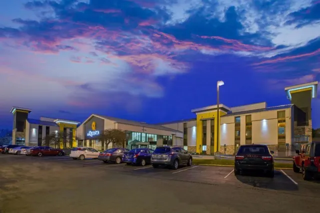 La Quinta Inn & Suites Detroit Metro Airport - photo 3