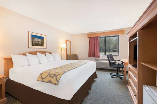 Baymont by Wyndham Hot Springs - photo 4
