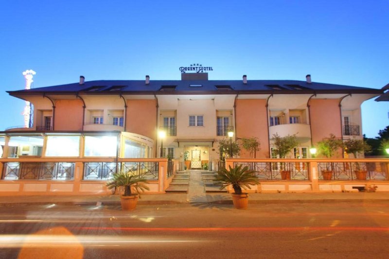 Regent Hotel - foto 1