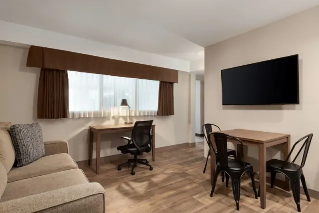 Ramada by Wyndham Airdrie Hotel & Suites - photo 3